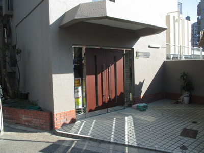 【エントランス】 | 上新庄ビューハイツ | 落ちついた外観にマッチしたエントランスです