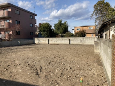 【前面道路含む現地写真】 | 高崎市京目町　売地 | 広々121坪超の敷地でカースペースやガーデニングなどプランの幅が広がります。