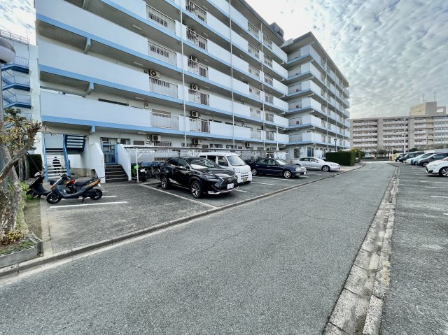 ニュー千早団地 4棟の駐車場