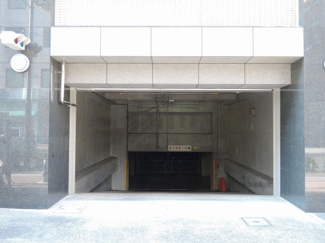 【駐車場】 | 駐車場出入口です。