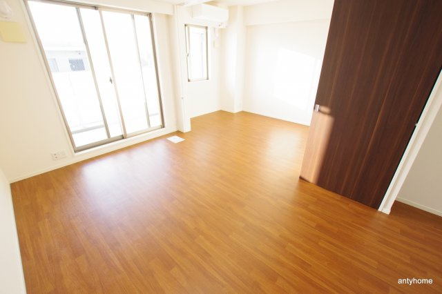 ノルデンハイム江坂2 仲介手数料無料の居間・リビング