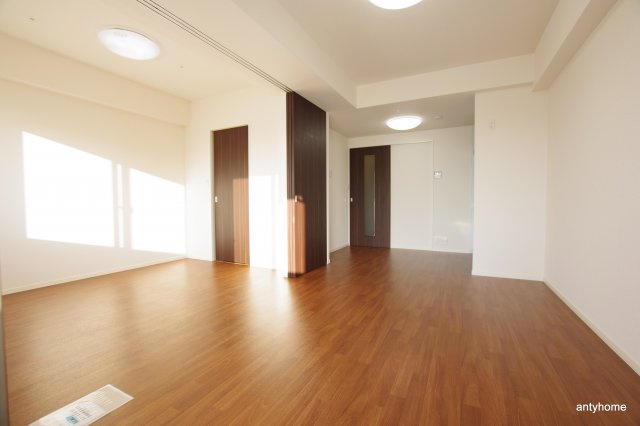 ノルデンハイム江坂2 仲介手数料無料の居間・リビング