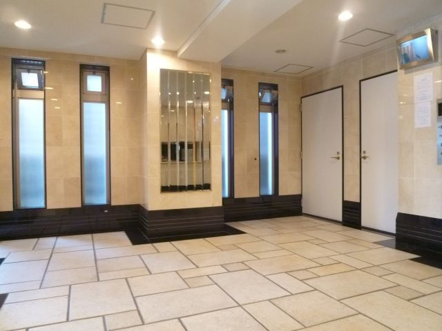 プレサンス難波OCAT前のロビー