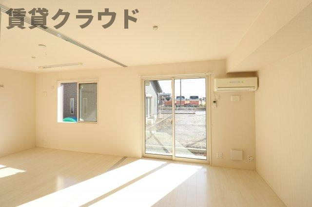 メゾンエミールⅠの居間・リビング|こちらの居間で趣味の時間をお楽しみください