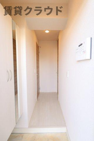 メゾンエミールⅠの玄関|個人の部屋や寝室として使える洋室です