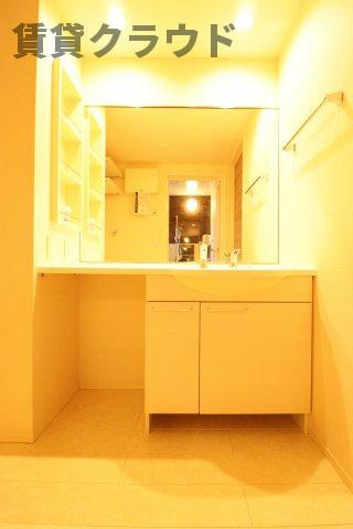 メゾンエミールⅠの洗面所|椅子をしまえてメイクも出来る大きな洗面台！