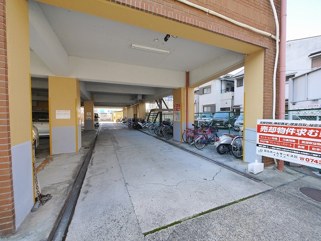 富士ハイツ筒井の駐車場