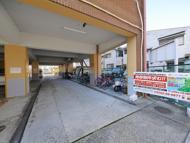 富士ハイツ筒井の駐車場