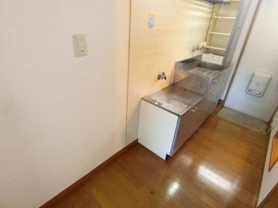 【居間・リビング】 | サンヒルズ八乙女 | シンクの横には冷蔵庫スペース。