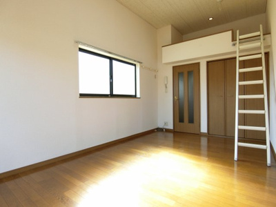 【居間・リビング】 | サンヒルズ八乙女 | 角部屋です。南面にも窓があります。