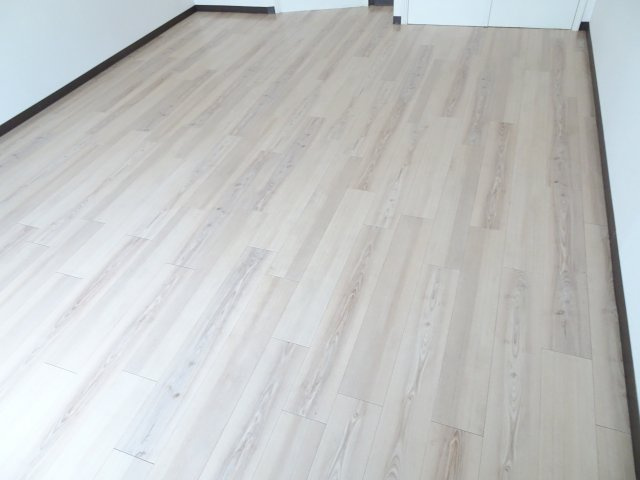 プチシャトー楽田の洋室