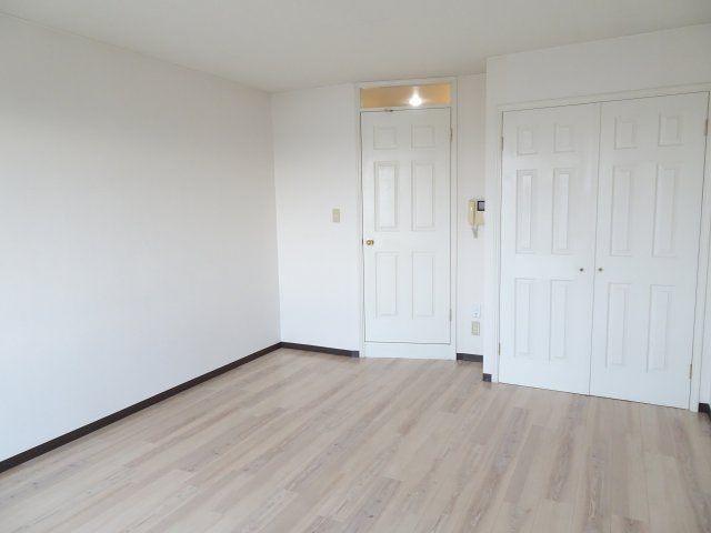 プチシャトー楽田の洋室