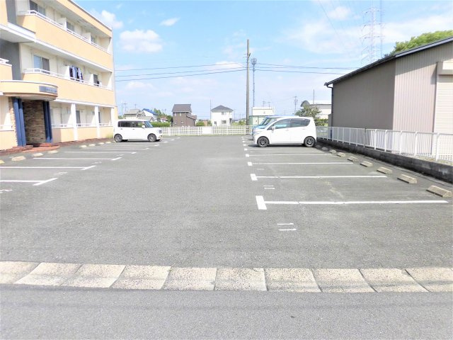 プチシャトー楽田の駐車場