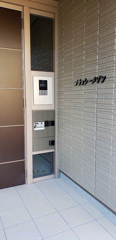 クラッシーメゾンのエントランス|オートロックマンションです。一人暮らしには助かる宅配ボックスがありますよ！