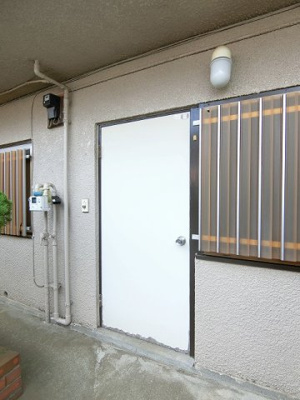 【エントランス】 | ハイツ小代 | 玄関外にはひさしが付いているので雨に濡れずにお部屋に入ることができます☆荷物が多い日も便利ですね！