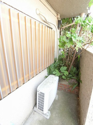 【その他共用部分】 | ハイツ小代 | 窓の外側のスペースです♪窓には目隠しが付いているのでプライバシーも守られます◎