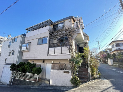 【外観】 | ハイツ小代 | 1フロア2住戸で快適に過ごせる3階建てアパート！小田急線「百合ヶ丘」駅徒歩10分♪「新百合ヶ丘」駅も徒歩圏内♪2駅利用可能で通勤通学に便利な立地です☆
