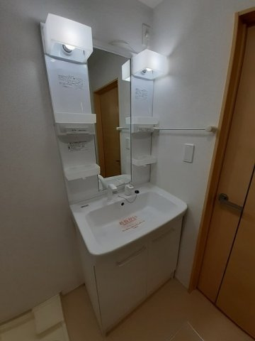 【洗面所】 | カラー | 脱衣スペースもあります