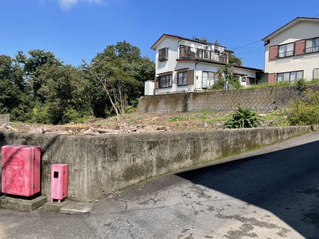 荻・売地南西角地の外観|立地は多少ですが高低差あります。