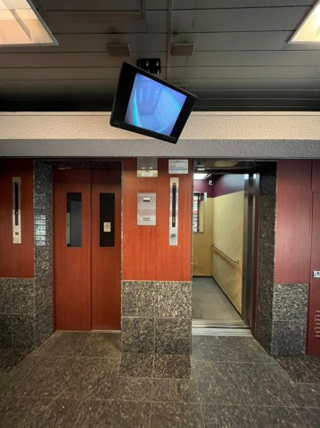 旭コーポのその他共用部分|エレベーターは二基ございます。モニタがついており乗合時も安心！