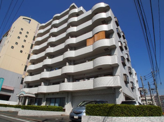 【外観】 | 【ライオンズマンション日赤通り】大通りから少し入った場所に位置しております。周辺には病院・スーパー・コンビニ徒歩圏内に揃います。小学校・中学校も徒歩5分♪子育て世代の方にもとてもおすすめの立地です。