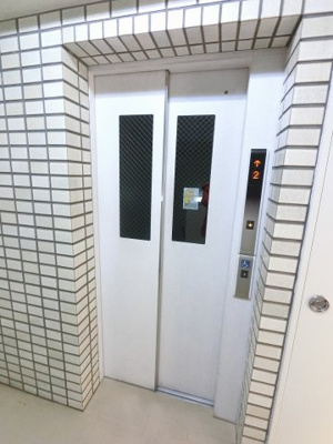 【その他共用部分】 | 上大岡スカイマンション | お買い物時やベビーカーの出し入れに便利なエレベーター付です。