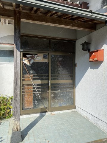 【玄関】 | 宇土市網津町 | ☆引き違いの玄関扉☆荷物を持っていても開閉がしやすいですね☆