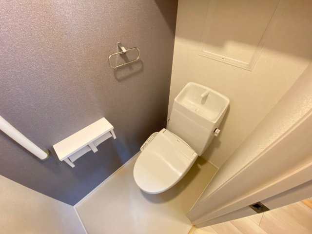 ゼフィランサスのトイレ|同物件反転タイプ