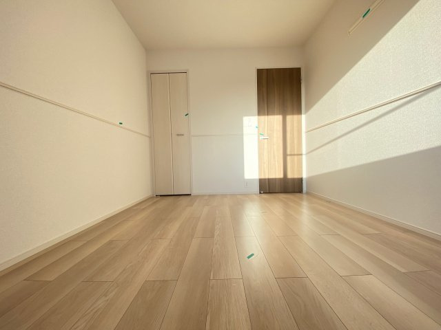 ゼフィランサスの洋室|同物件反転タイプ