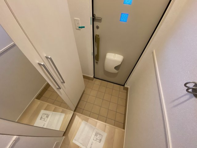 ゼフィランサスの玄関|同物件反転タイプ