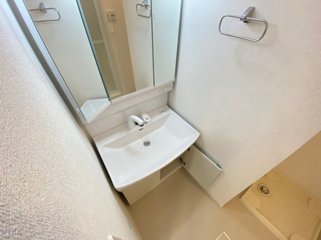 ゼフィランサスの独立洗面台|同物件反転タイプ