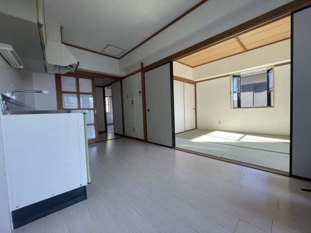 UKマンションの居間・リビング|リビング横和室を洋室に変更します★