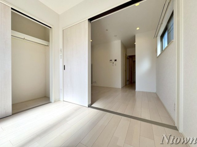 【居間・リビング】 | エトワール大曽根 | こちらのリビングで趣味の時間をお楽しみください