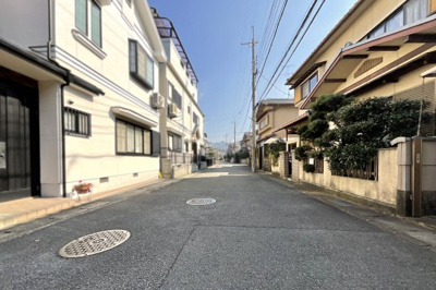 【前面道路含む現地写真】 | 宇治市五ケ庄西川原　注文住宅　建築条件なし　土地 | 《岡屋小学校》が徒歩6分にあり、通学面では親御様も安心ですね。児童公園や保育機関も近く子育て世代の方にもおすすめです。