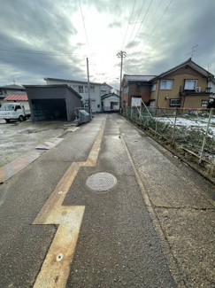 【前面道路含む現地写真】 | 神明町2　売地 | 前面道路を含む現地写真です。道路は消雪パイプがあります。