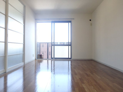 【洋室】 | ドミール伏原 | 太陽の恵みを感じる温もりあふれる空間