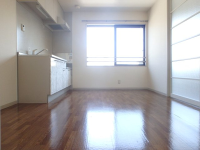 【居間・リビング】 | ドミール伏原 | たっぷりの陽光に包まれる明るい住まい
