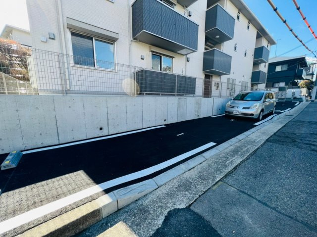 YKメゾン舞子台の駐車場