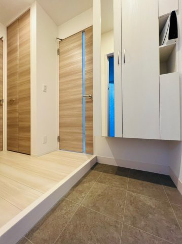 YKメゾン舞子台の玄関