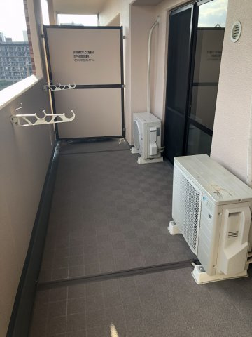 【バルコニー】 | アミティエ博多駅南 | 同タイプ。退去後すぐの写真です（未内装）