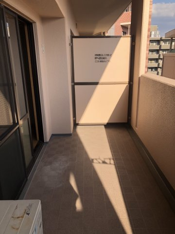 【バルコニー】 | アミティエ博多駅南 | 同タイプ。退去後すぐの写真です（未内装）