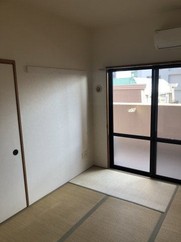 【和室】 | アミティエ博多駅南 | 同タイプ。退去後すぐの写真です（未内装）