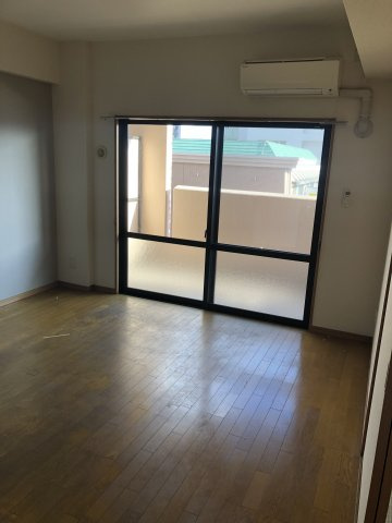 【居間・リビング】 | アミティエ博多駅南 | 同タイプ。退去後すぐの写真です（未内装）