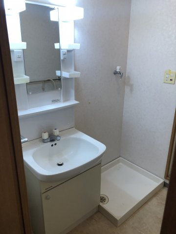 【独立洗面台】 | アミティエ博多駅南 | 同タイプ。退去後すぐの写真です（未内装）