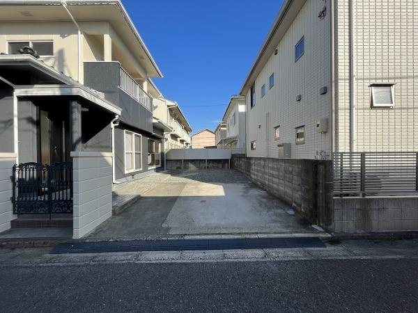 岡山市北区旭本町の新築一戸建の前面道路含む現地写真