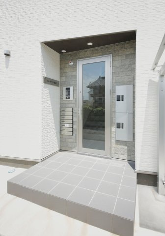 カーサミア亀崎の玄関