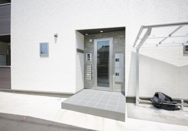 カーサミア亀崎の玄関