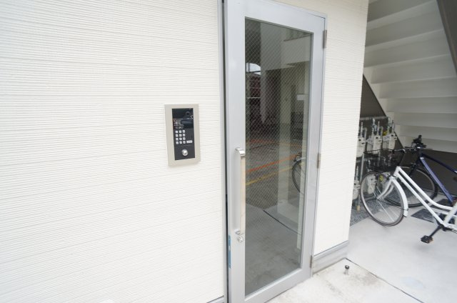 ナウハウス山本南のエントランス