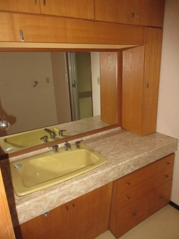 幟町熊本ビルの洗面所|明るい洗面所です