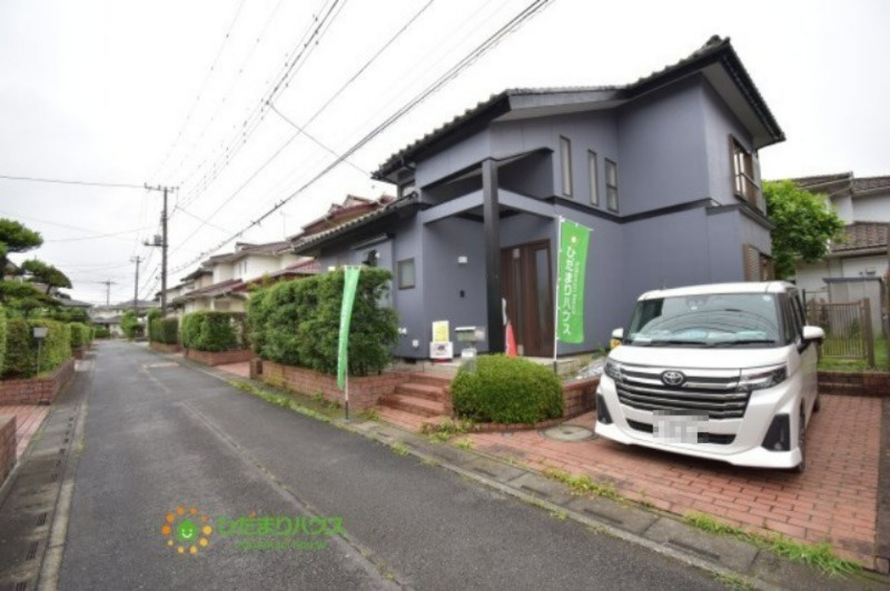 川島町八幡1丁目　中古一戸建ての前面道路含む現地写真